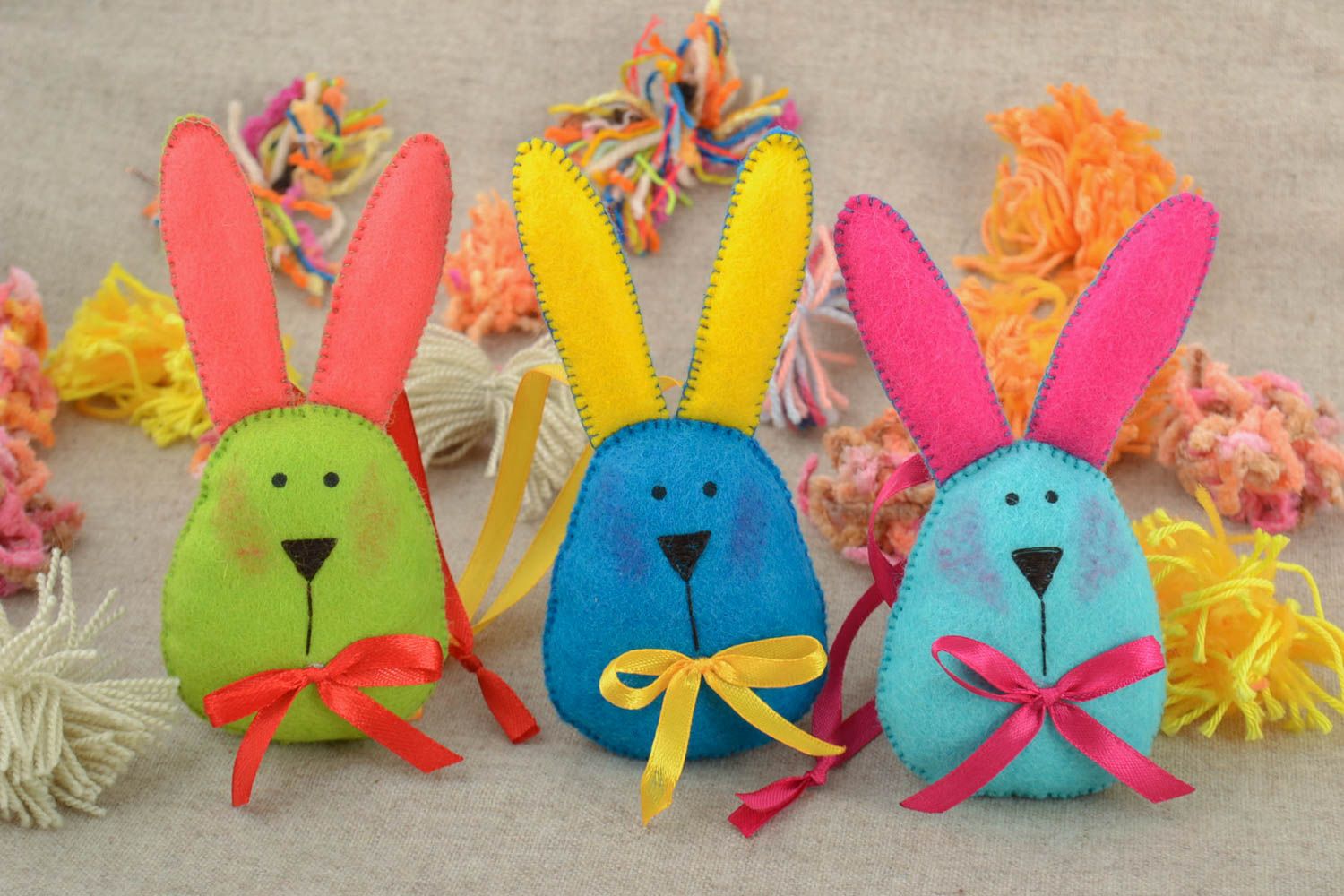 Декоративные игрушки зайцы из фетра с петельками мягкие ручной работы 3 шт фото 1