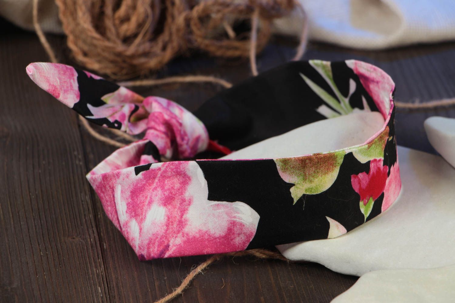 Bandeau à cheveux noeud tissu coton noir avec fleurs roses original fait main photo 1