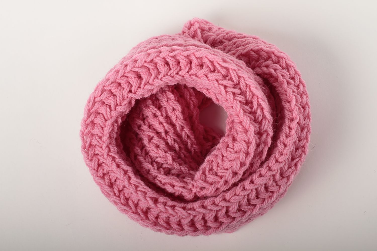 Sciarpa di lana fatta a mano accessorio all'uncinetto da donna in colore rosa foto 5
