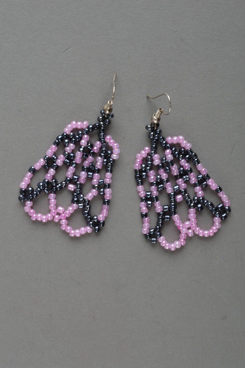 Handmade lange Ohrringe mit Anhängern aus schwarzen und rosa Glasperlen für Dame foto 2