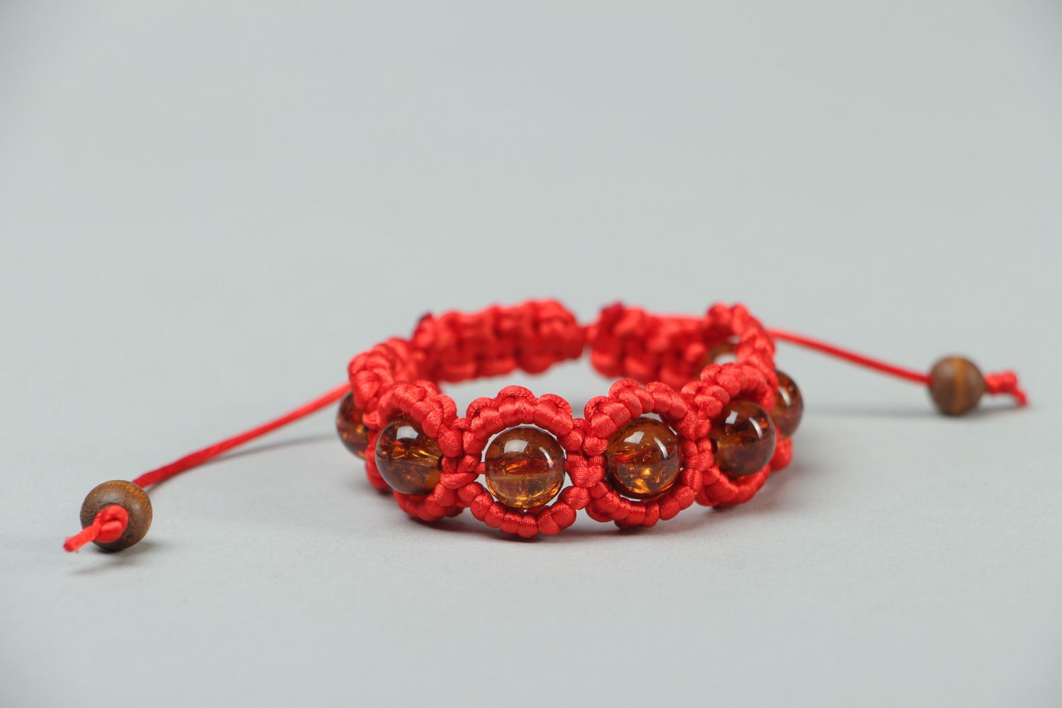 Красный плетеный браслет с бусинами фото 2