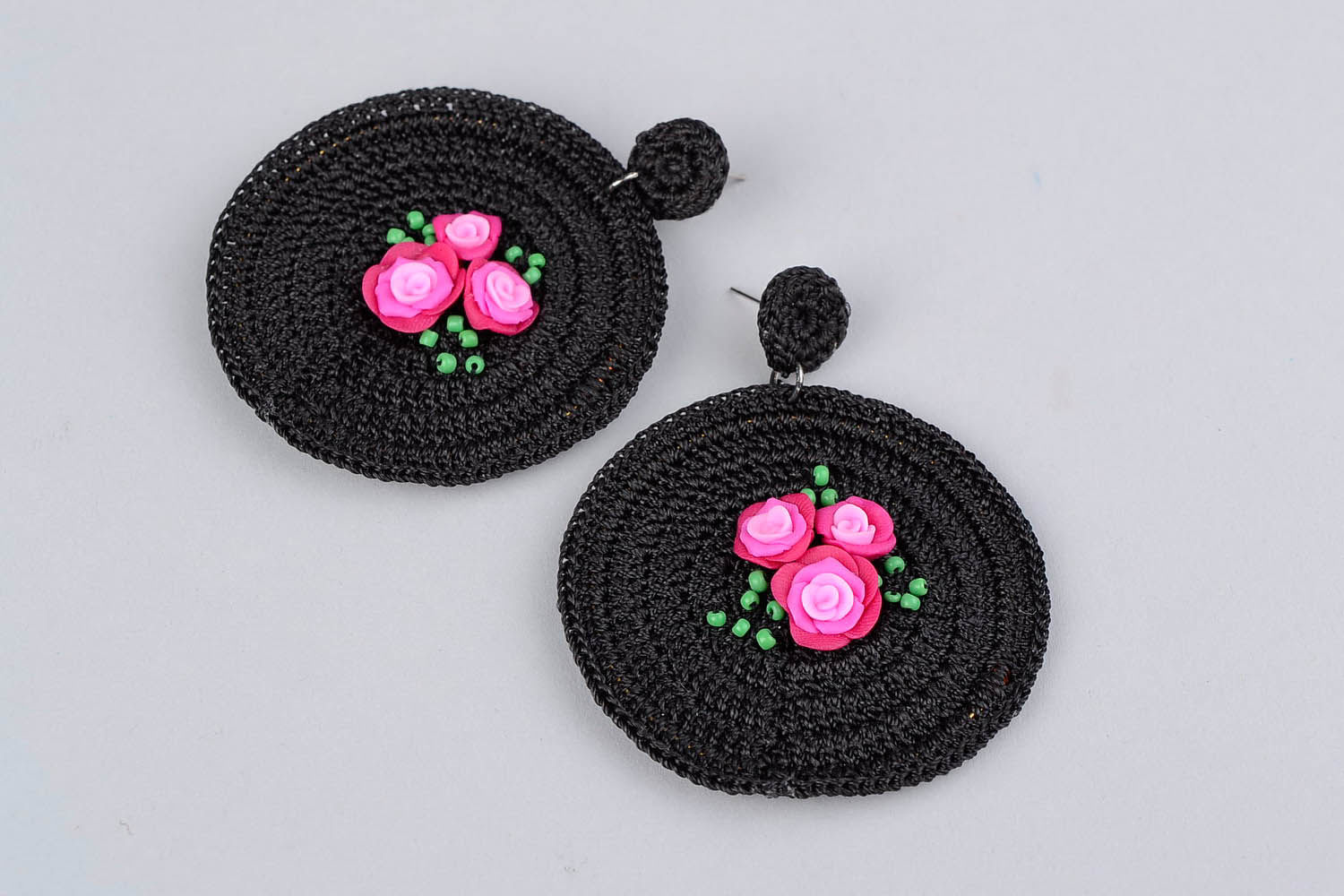 Boucles d'oreilles artisanales tricotées avec roses photo 3