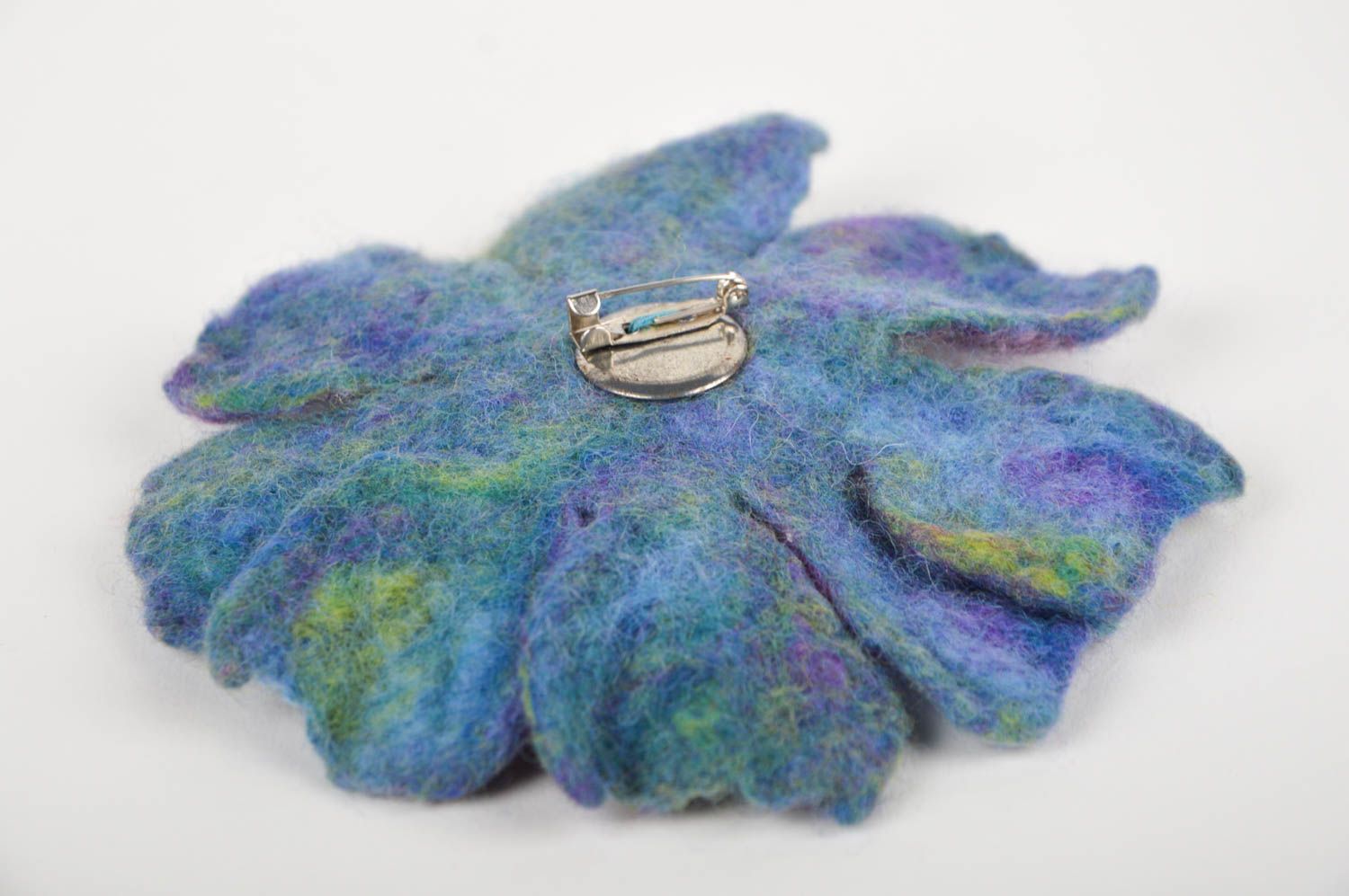 Spilla di lana fatta a mano a forma di un fiore in feltro accessorio originale  foto 5