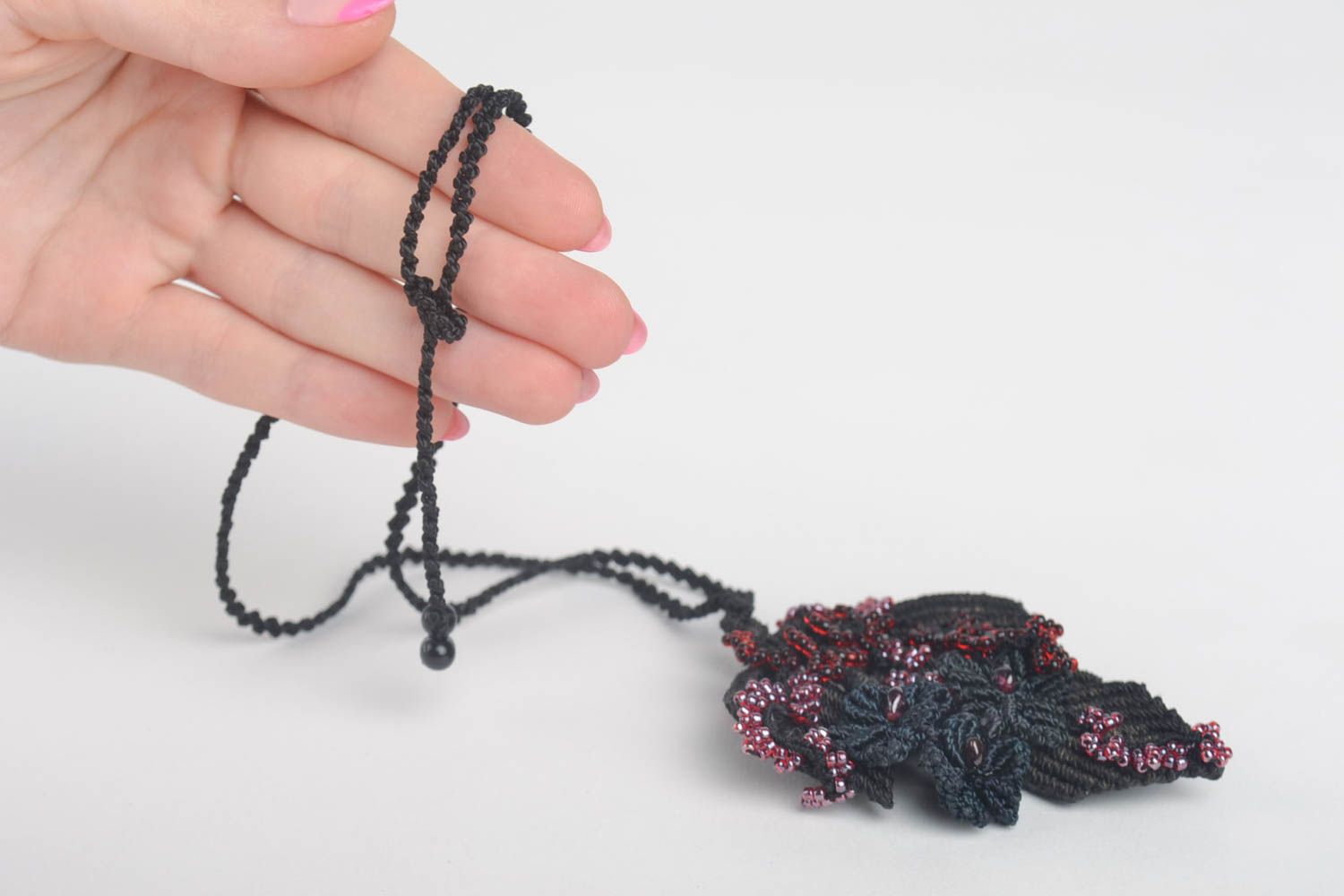Pendentif noir Bijoux fait main Accessoire femme textile en perles de rocaille photo 5