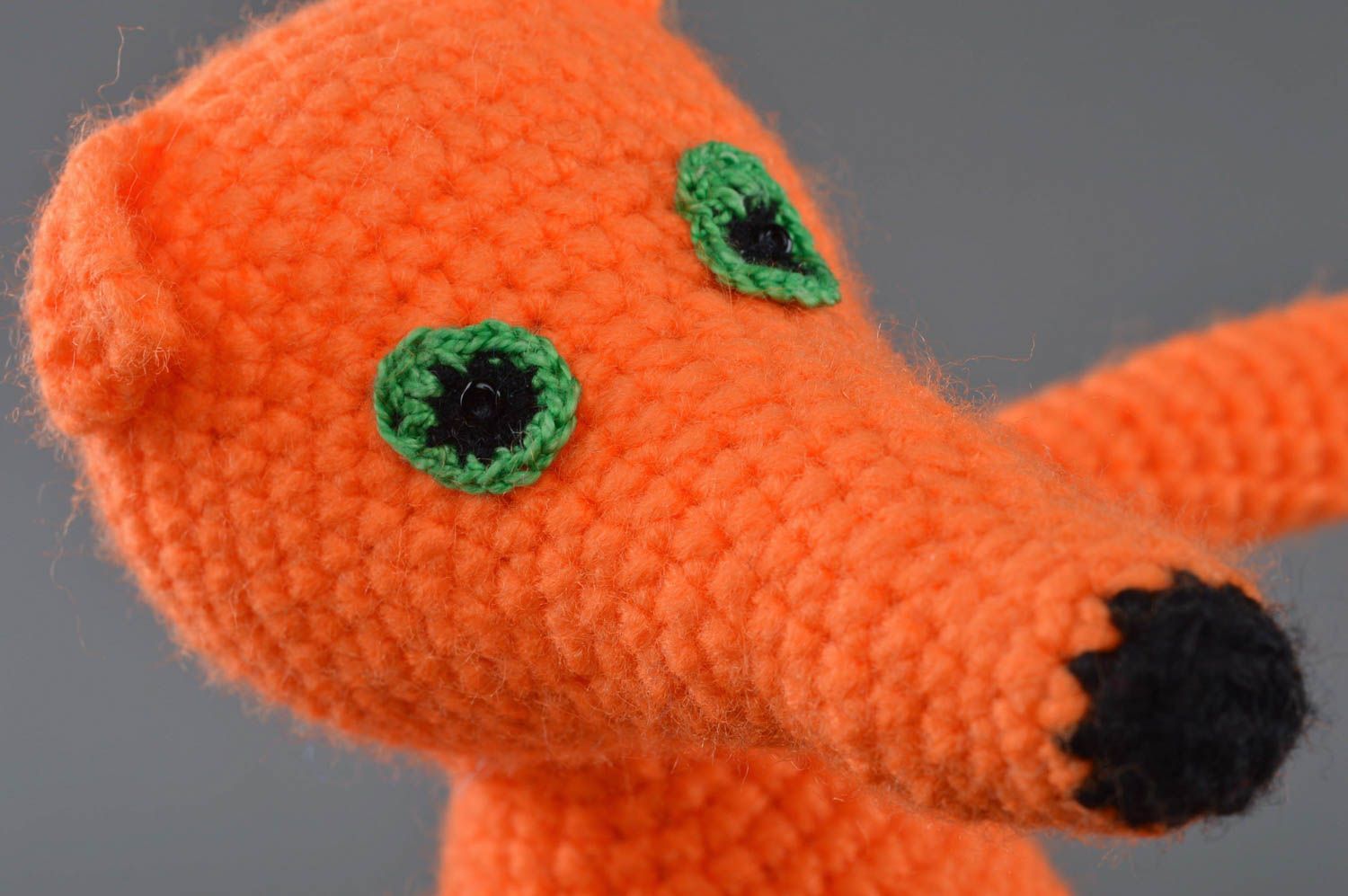Petite peluche tricotée en fils mixtes faite main en forme d'un renard roux  photo 3