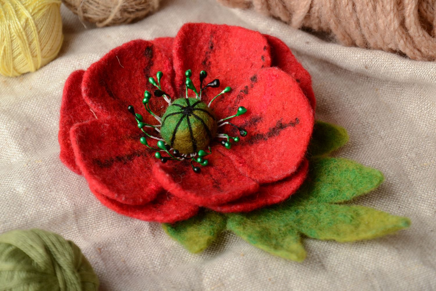 Broche en laine feutrée fleur de coquelicot  photo 1