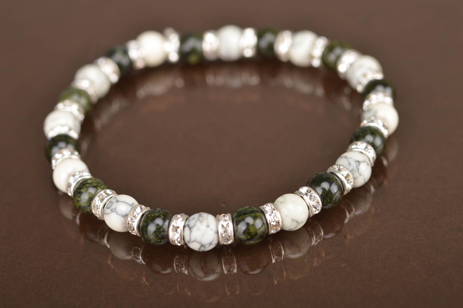 Künstlerisches Armband aus Perlen für selbstbewusste Damen schön handgeschaffen foto 2