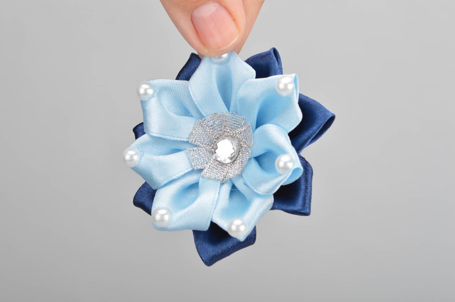 Blauer großer schöner handgemachter Haargummi für Kinder mit Blumen originell foto 3
