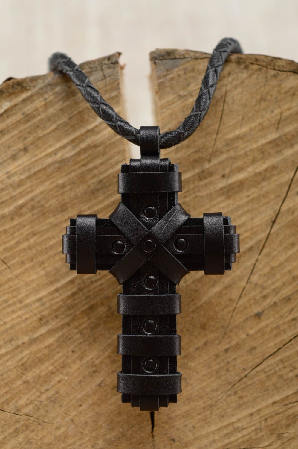 Pendentif en cuir croix pectorale noir fait main de créateur accessoire  photo 1