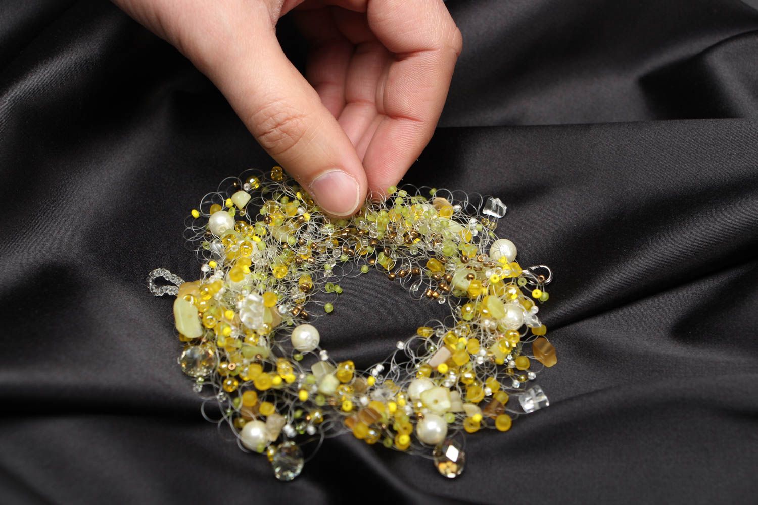 Bracelet fait main en pierres naturelles et perles de rocaille jaune photo 3