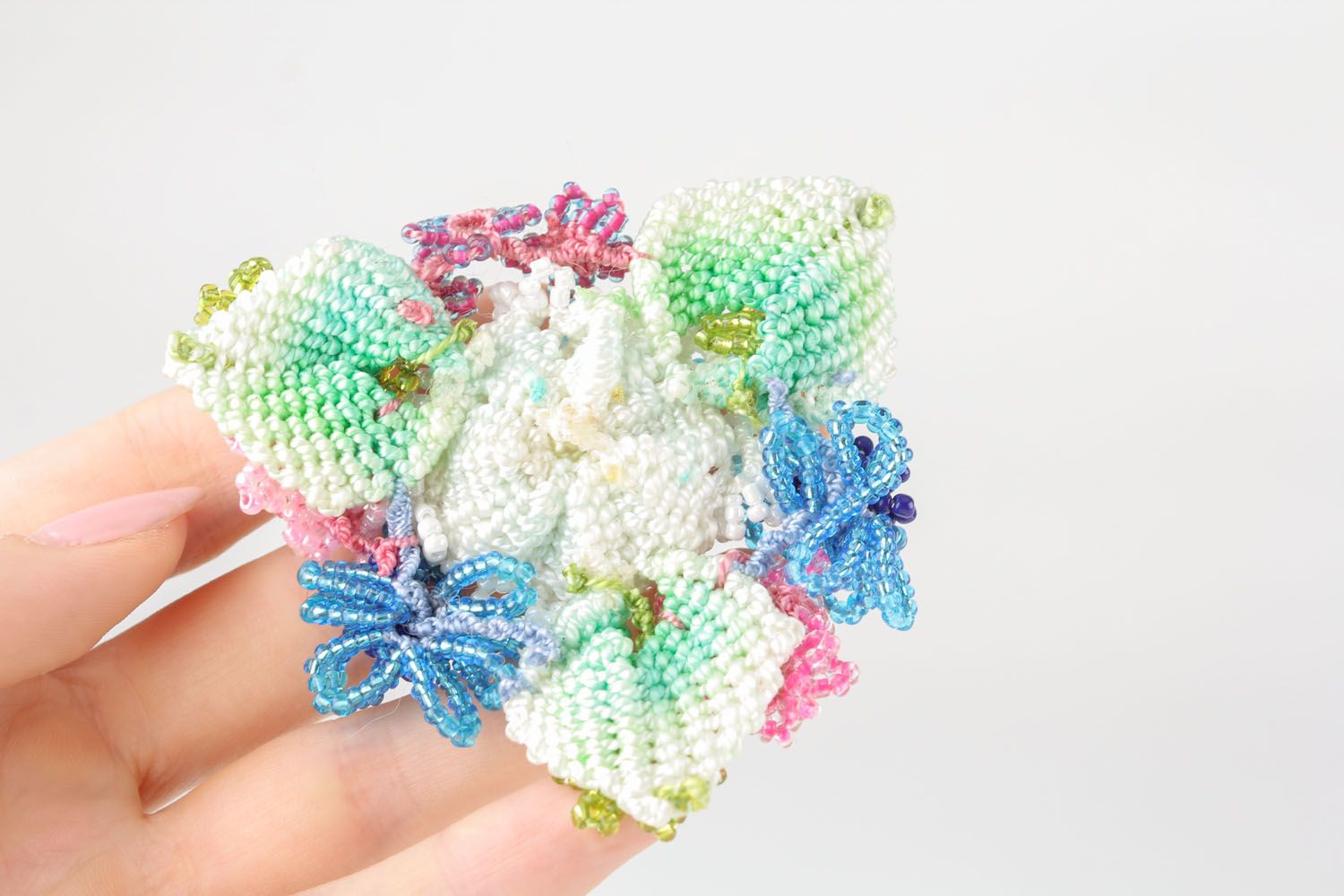 Broche artesanal têxtil em forma de uma flor colorida foto 4