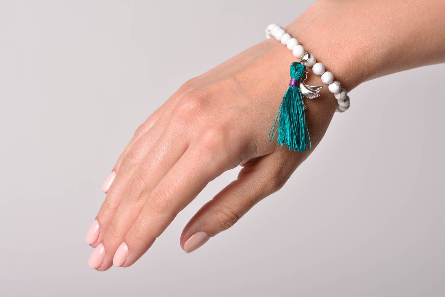 Bracelet en howlite naturelle fait main blanc avec gland turquoise et oiseau photo 1