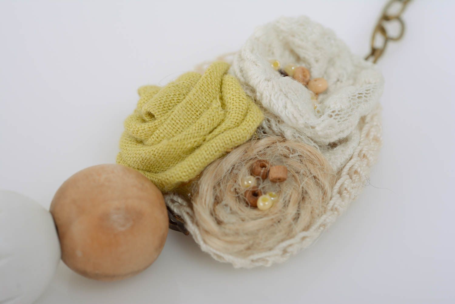 Collier en perles de bois et fleurs textiles fait main original sur chaîne photo 2