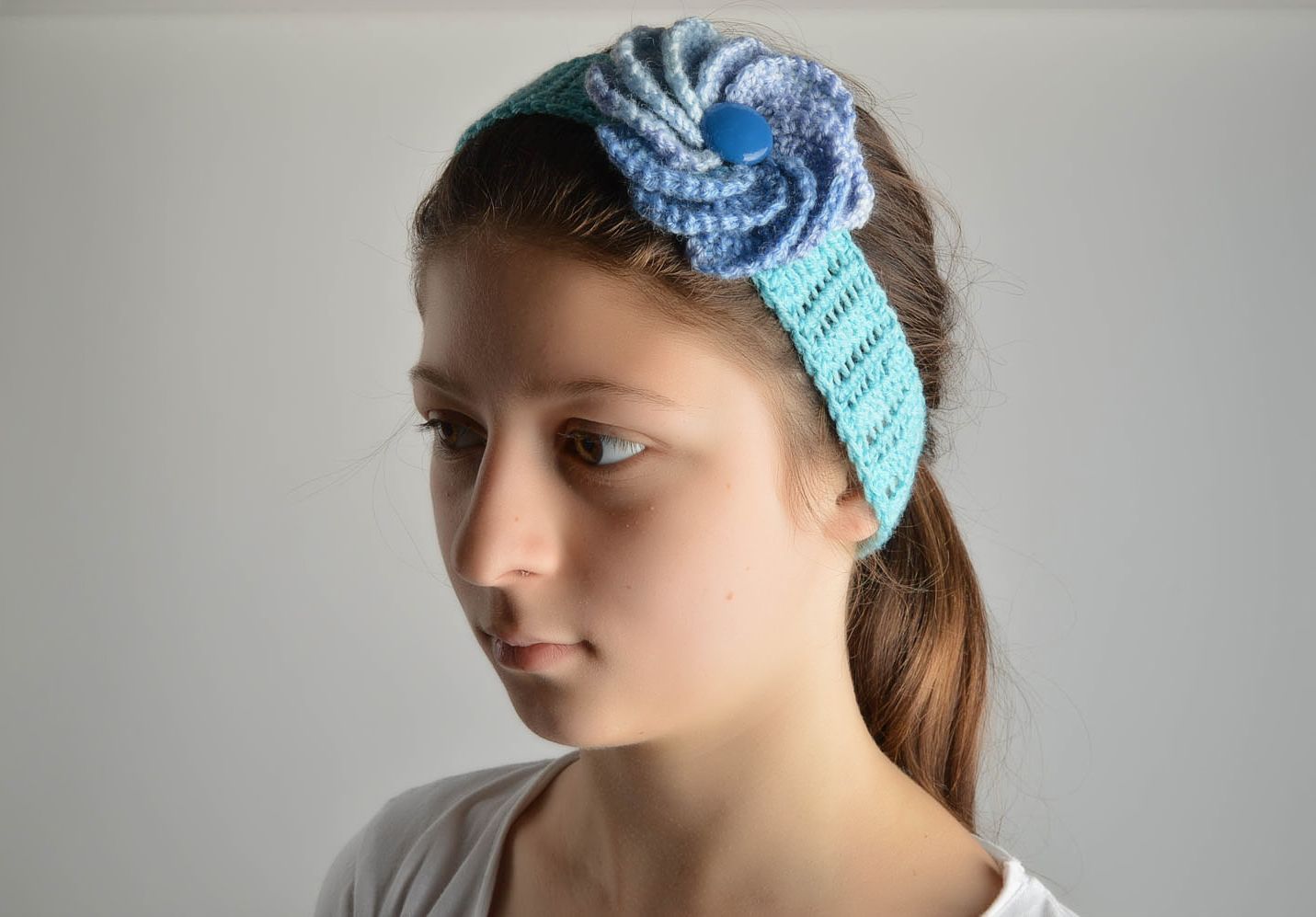 Детская повязка на голову вязаная голубая с цветком красивая ручной работы фото 2