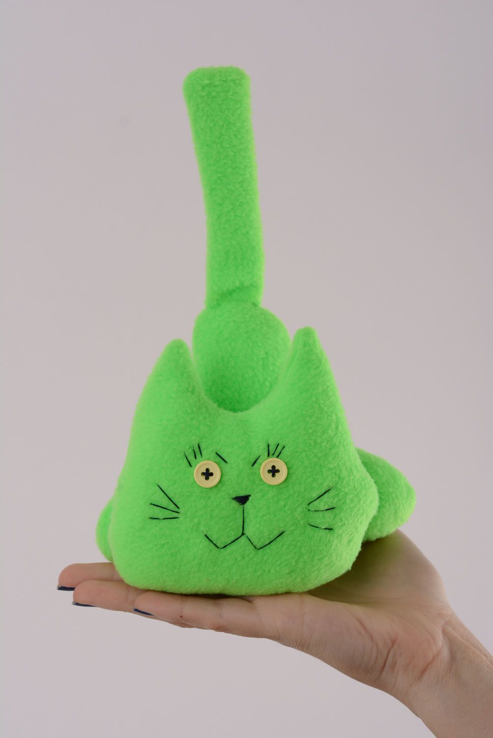 Brinquedo macio de tecido feito à mão em forma do gato verde  foto 4