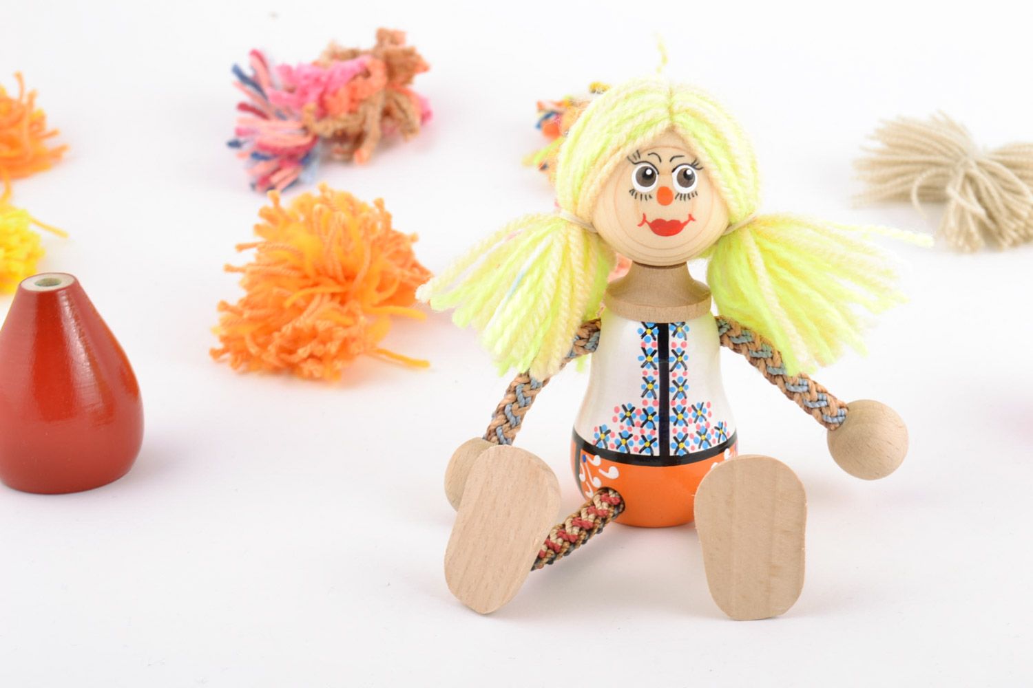 Joli jouet en bois peint original fait main petit pour enfant Fille blonde photo 1
