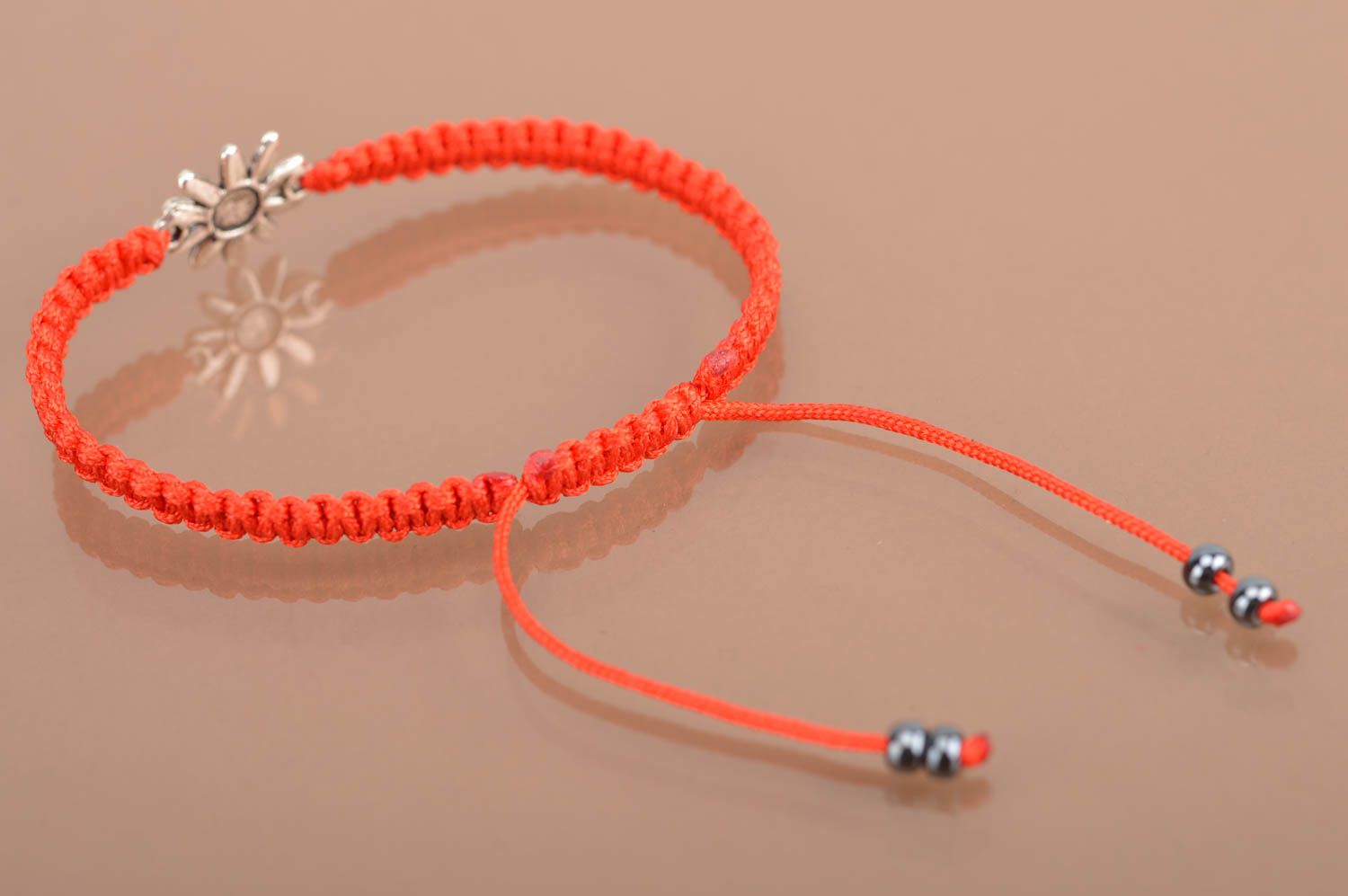 Красный браслет из шелковых ниток с цветком плетеный тонкий ручной работы фото 5