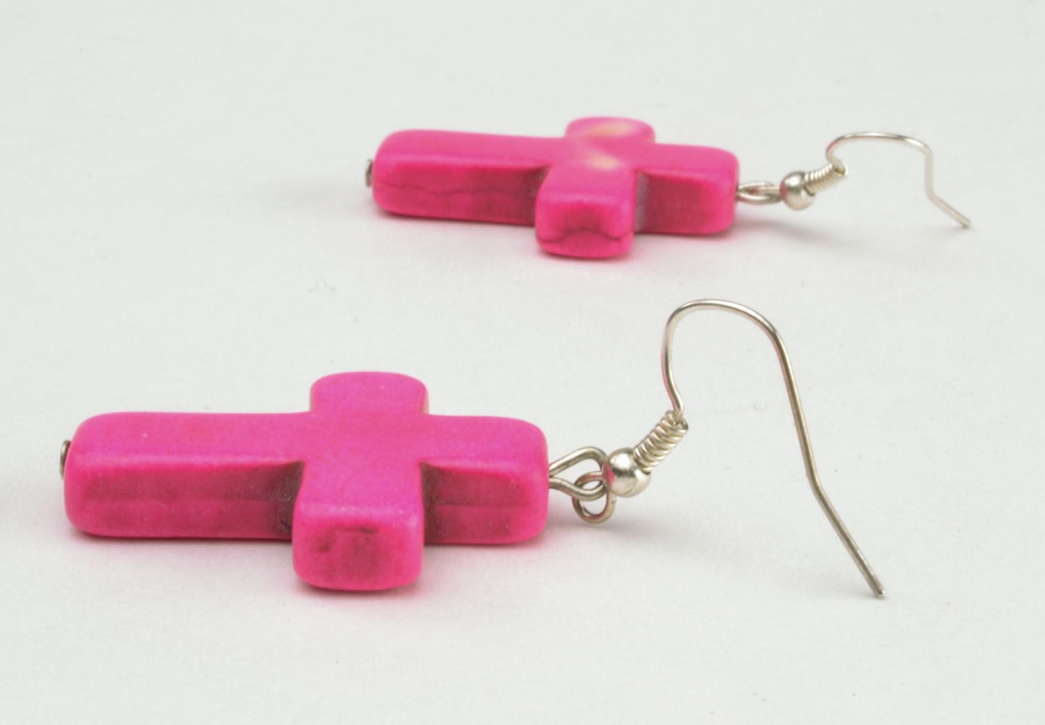 Розовые серьги в виде крестиков из полимерной глины фото 3