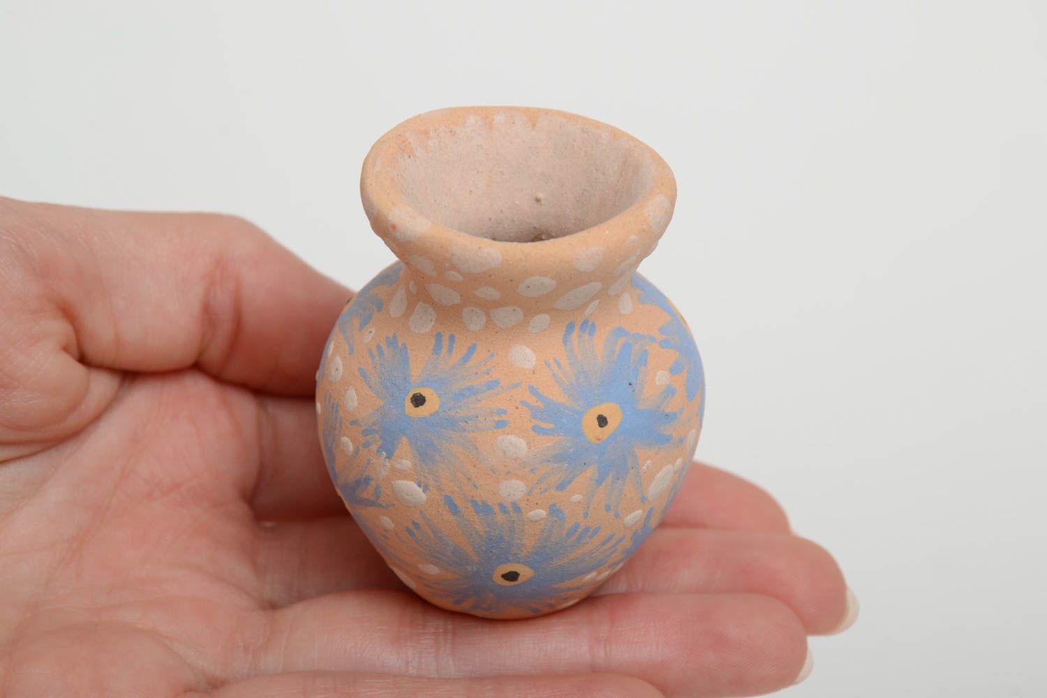 Cruche décorative miniature faite main en argile pour intérieur avec ornement photo 4