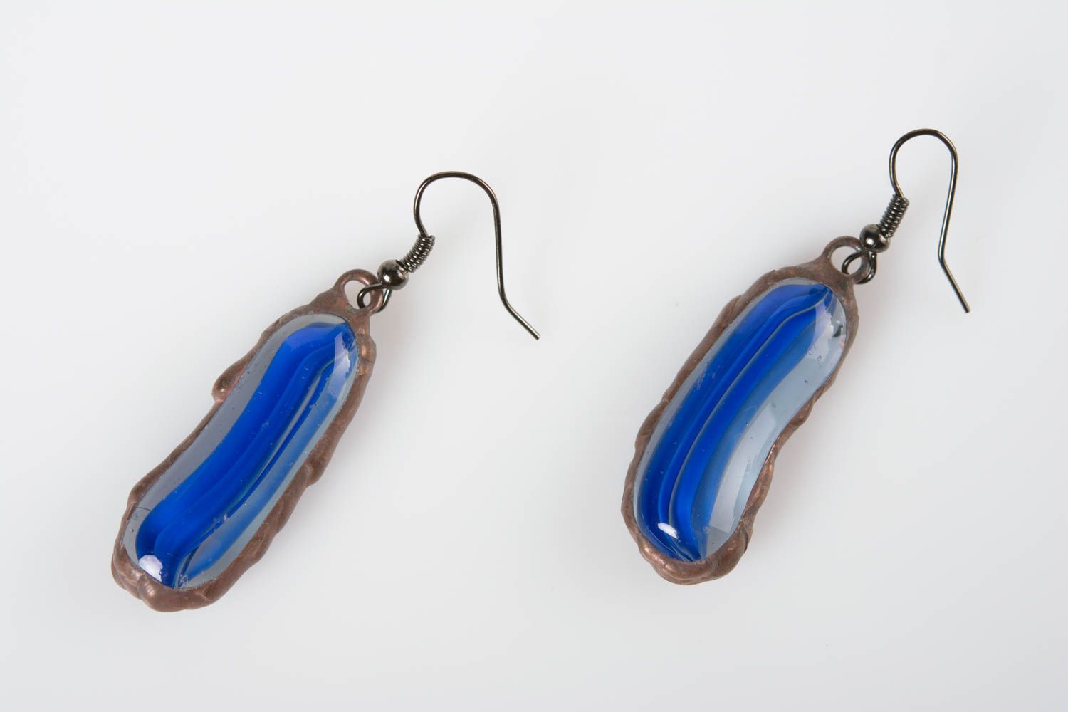 Boucles d'oreilles en verre et étain faites main bleues pendantes design photo 1