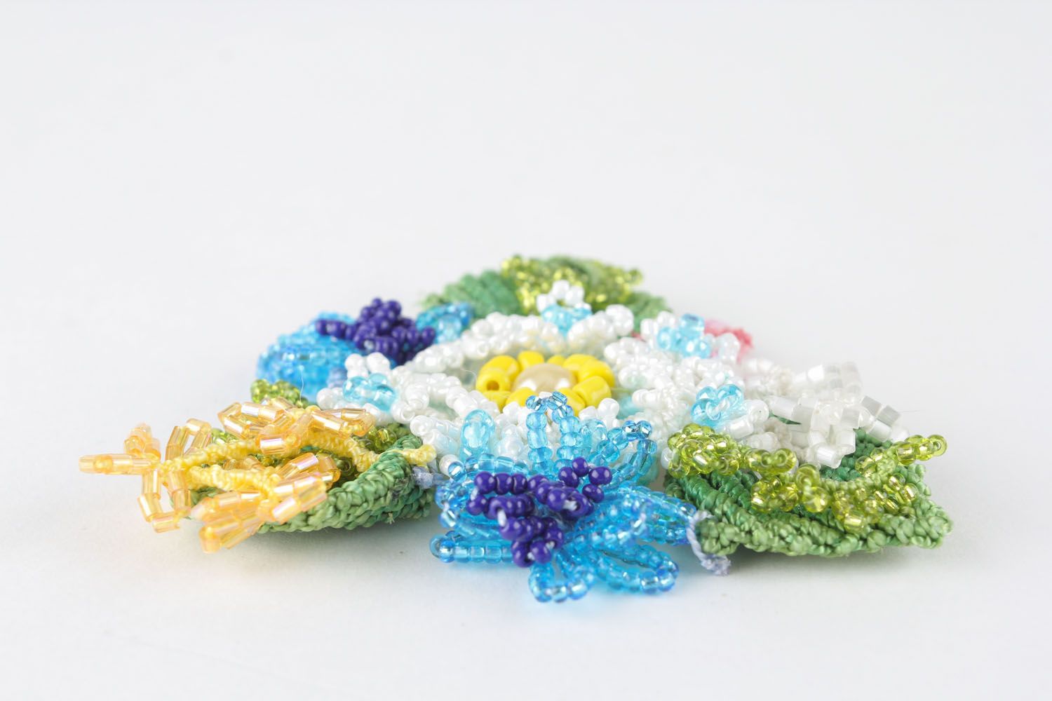 Broche écusson multicolore en perles de rocaille  photo 3