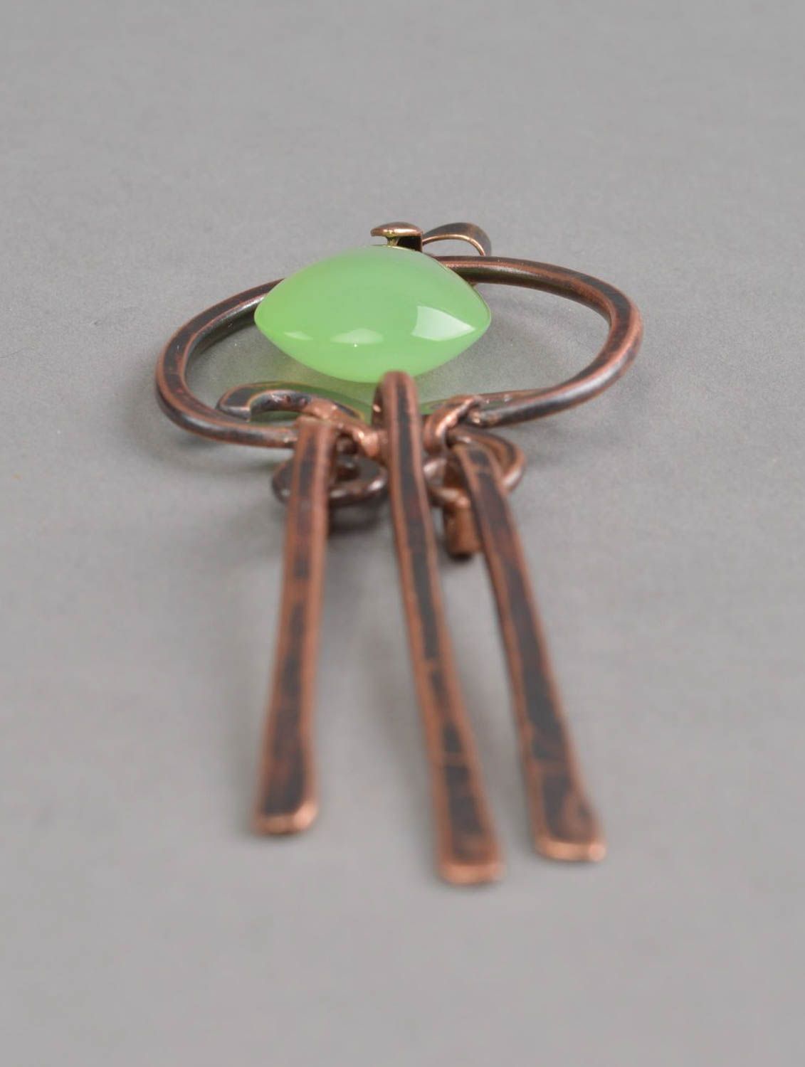 Pendentif en cuivre avec perle de verre verte technique du forgeage fait main photo 3