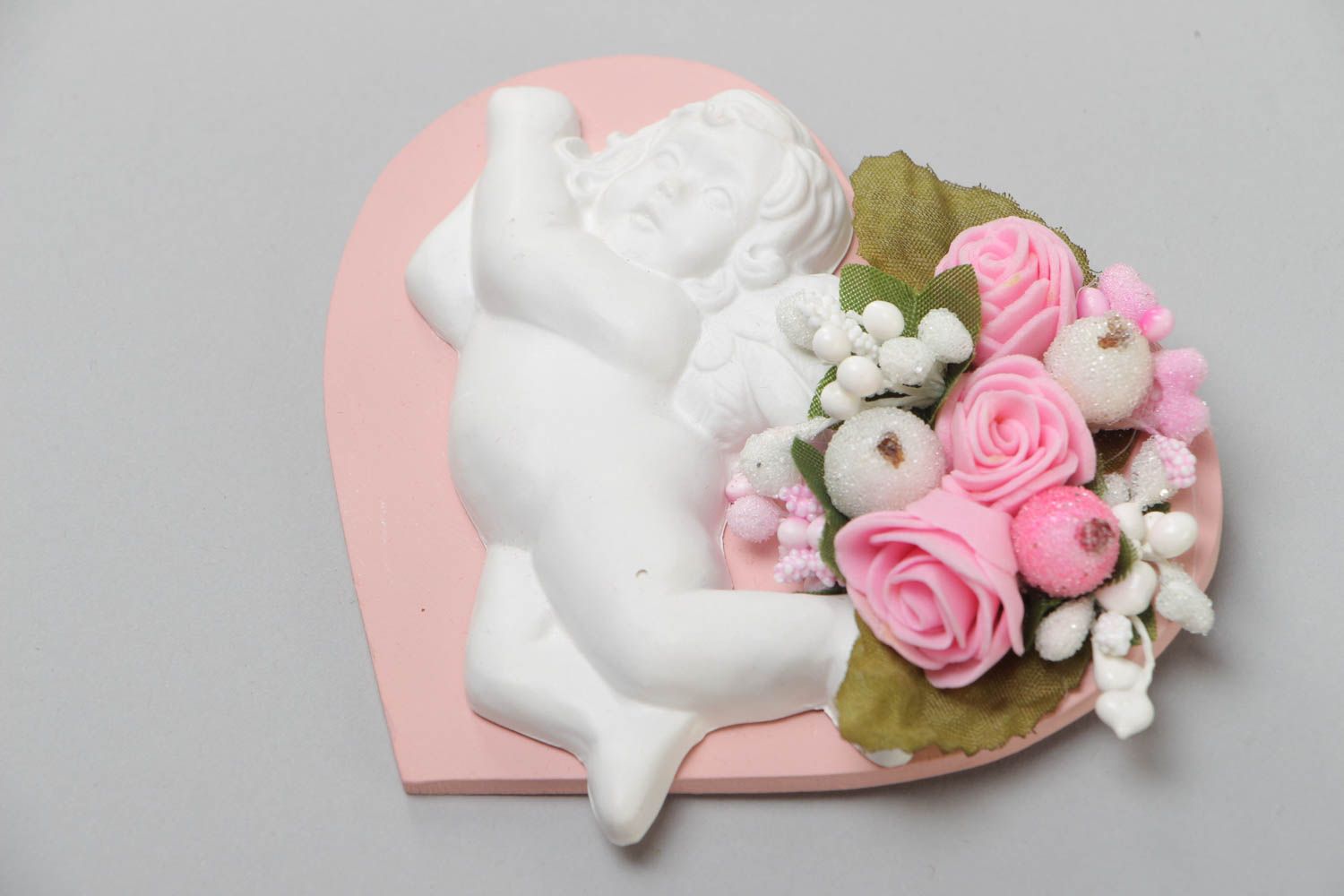 Handgemachter Herz Kühlschrankmagnet aus Holz und Gips in Rosa mit Engeln  foto 2