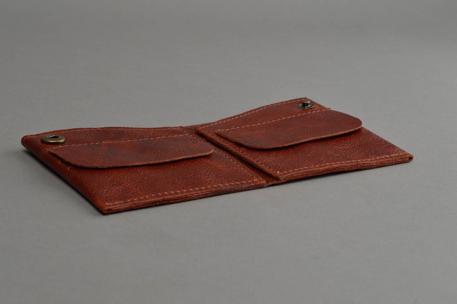 Handgemachte strenge braune Geldbörse aus Leder mit metallischem Knopf unisex  foto 3