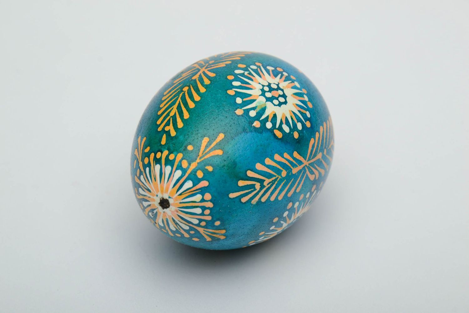 Пасхальное яйцо ручной работы голубое с лемковскими символами  фото 4