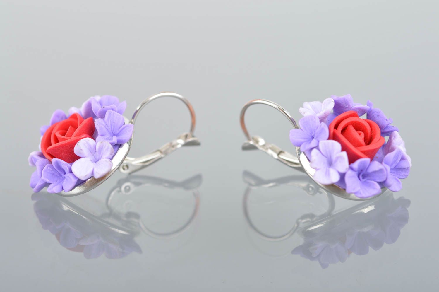 Violette feine handgemachte Ohrringe aus Polymerton mit Anhängern schöne Blumen foto 2