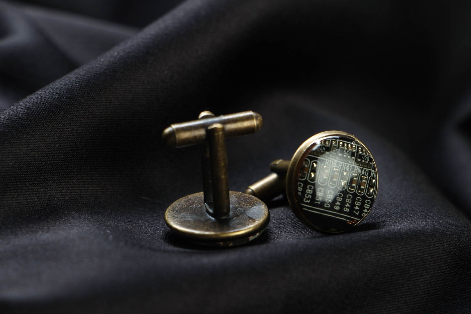 Round cufflinks with microchips for shirt photo 2
