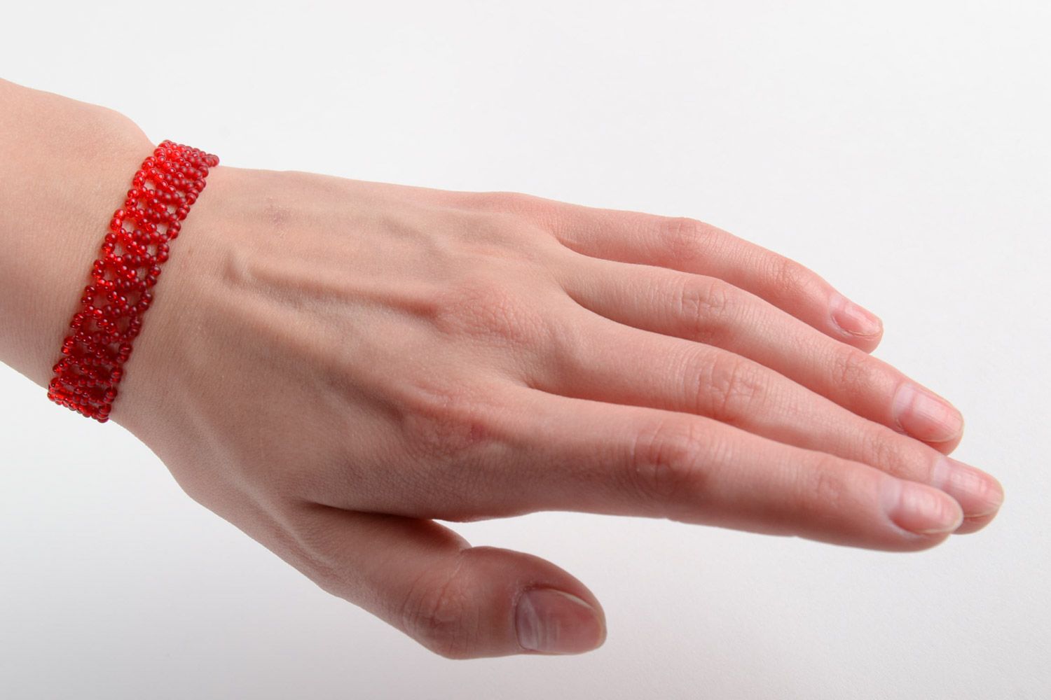 Bracelet en perles de rocaille rouge ajouré original fait main pour femme photo 5