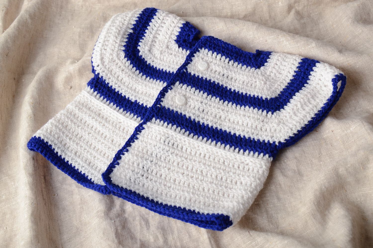 Gilet sans manches tricoté au crochet blanc et bleu fait main pour enfant  photo 1