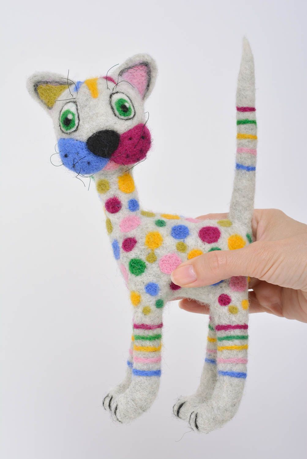 Смешная игрушка кот из валяной шерсти разноцветный ручной работы для детей фото 4