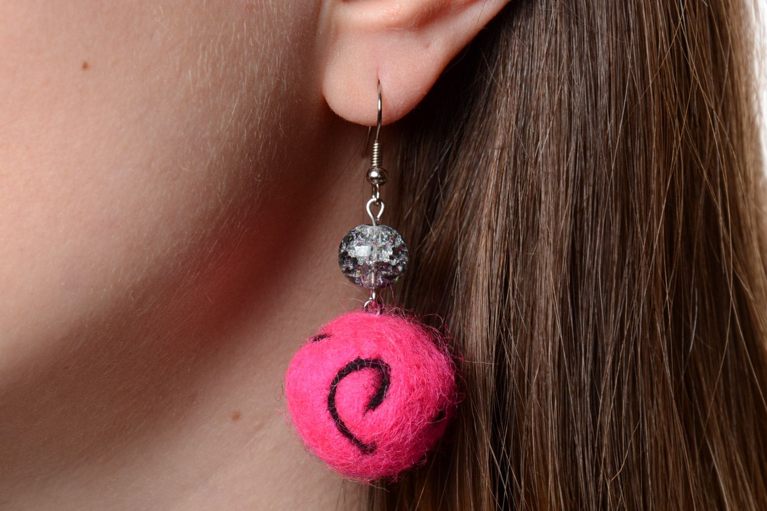 Boucles d'oreilles boules en laine feutrée faites main roses pendantes photo 1