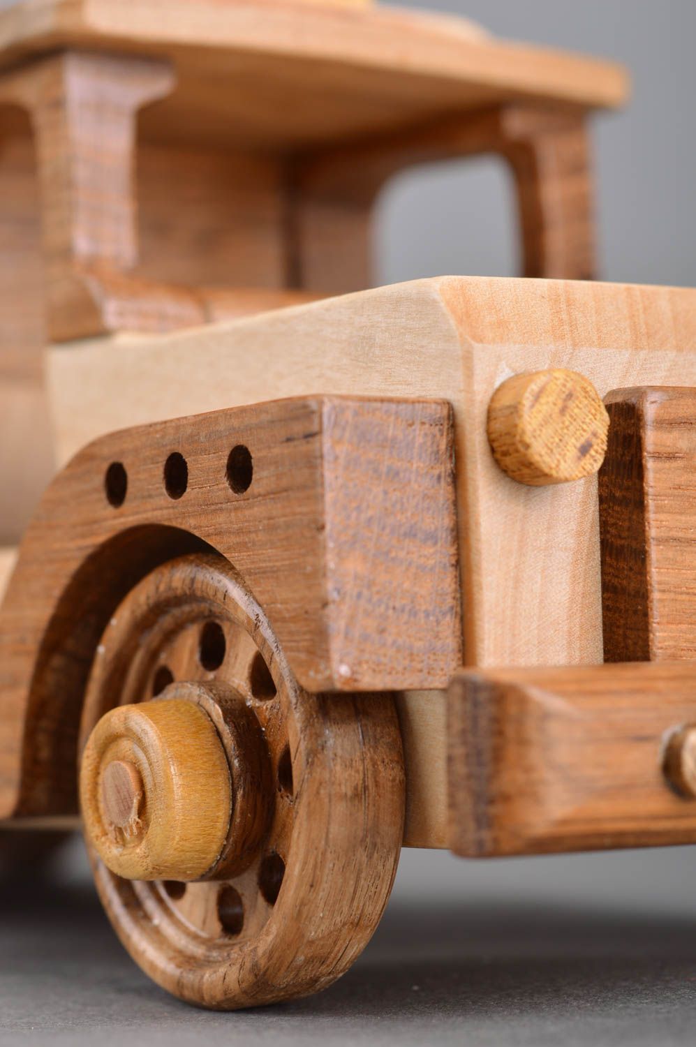 Деревянный грузовик игрушка небольшого размера для декора неокрашенный хэнд мейд фото 4