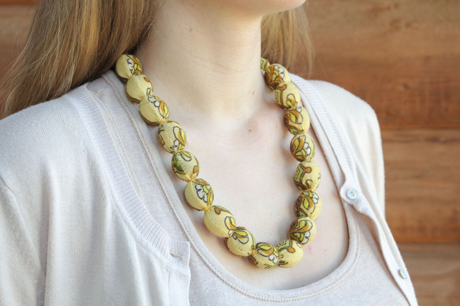Wooden beaded necklace photo 5
