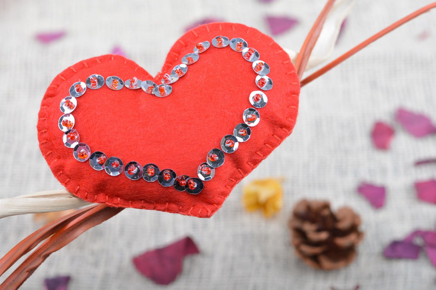 Corazón decorativo de fieltro artesanal con lentejuelas para interior rojo foto 5
