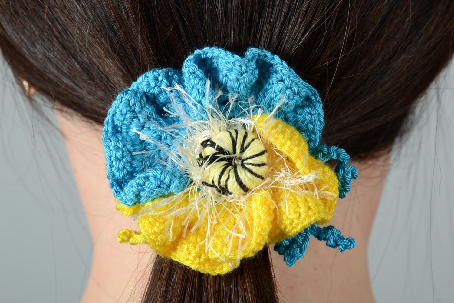 Stilvoller blau gelber Haargummi aus Baumwolle für Frauen Frisur mit Blume foto 2