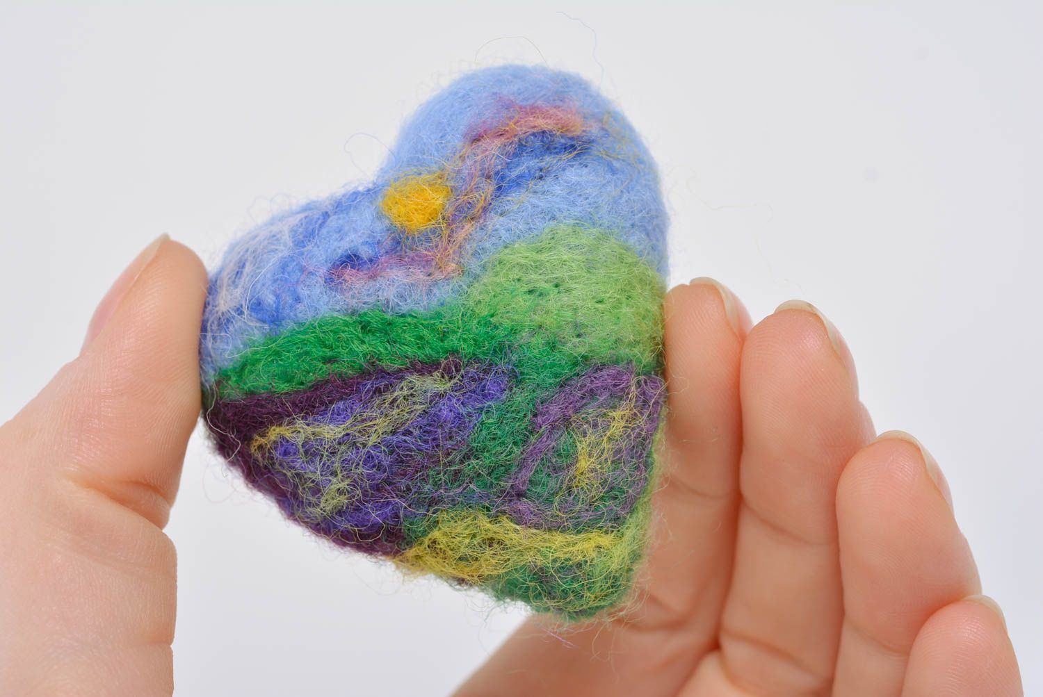 Broche coeur multicolore en laine feutrée faite main originale romantique photo 4