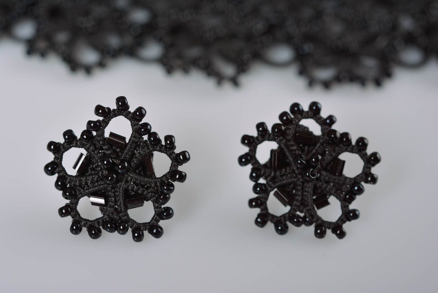 Boucles d'oreilles fait main Collier col Bijoux textiles noirs frivolité photo 2