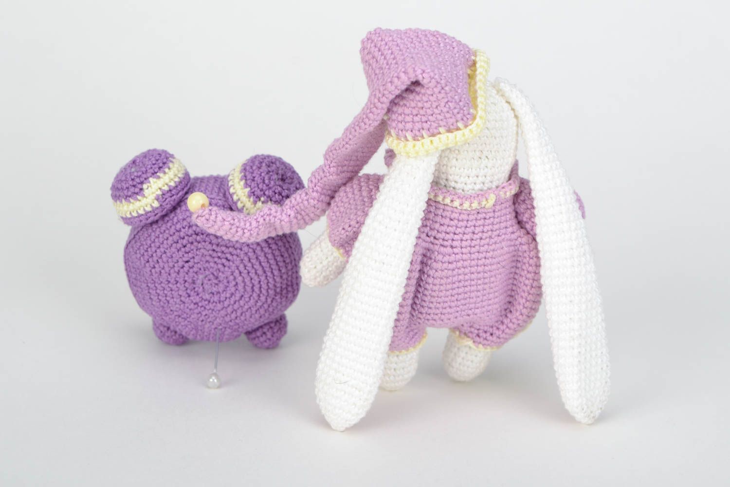 Juguete tejido artesanal pequeño Liebre con despertador violeta foto 5