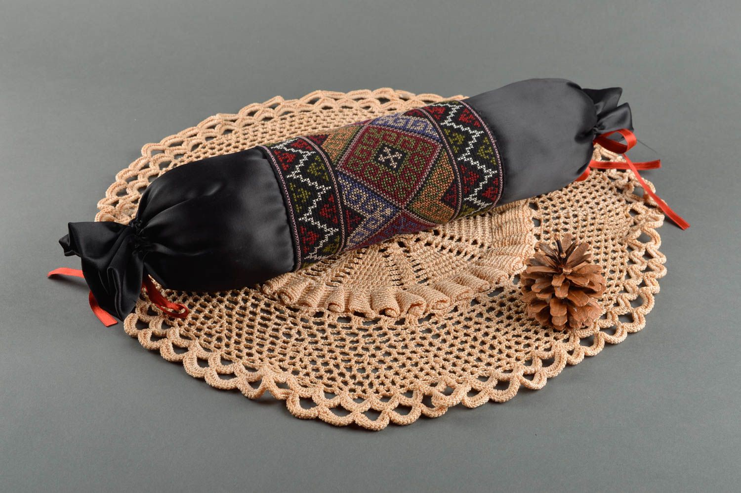 Подушка на диван подарок ручной работы декоративная подушка из атласа черная фото 1