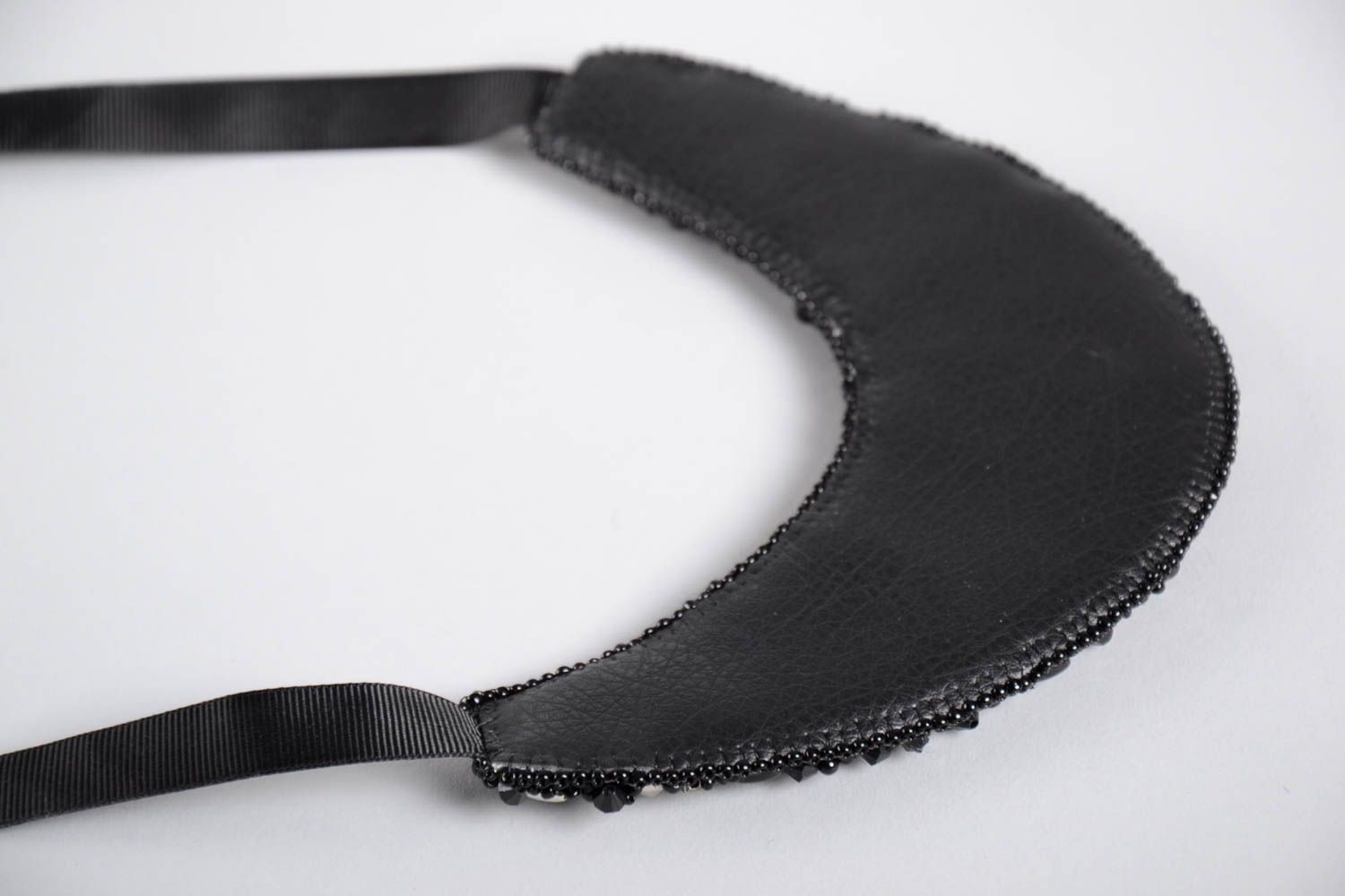 Колье из бисера украшение ручной работы черное ожерелье из бисера на завязках фото 4