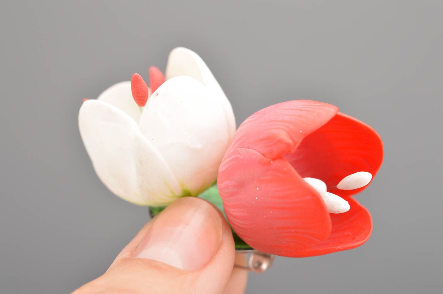 Broche en pâte polymère avec fleurs faite main Lis accessoire rouge blanc photo 2