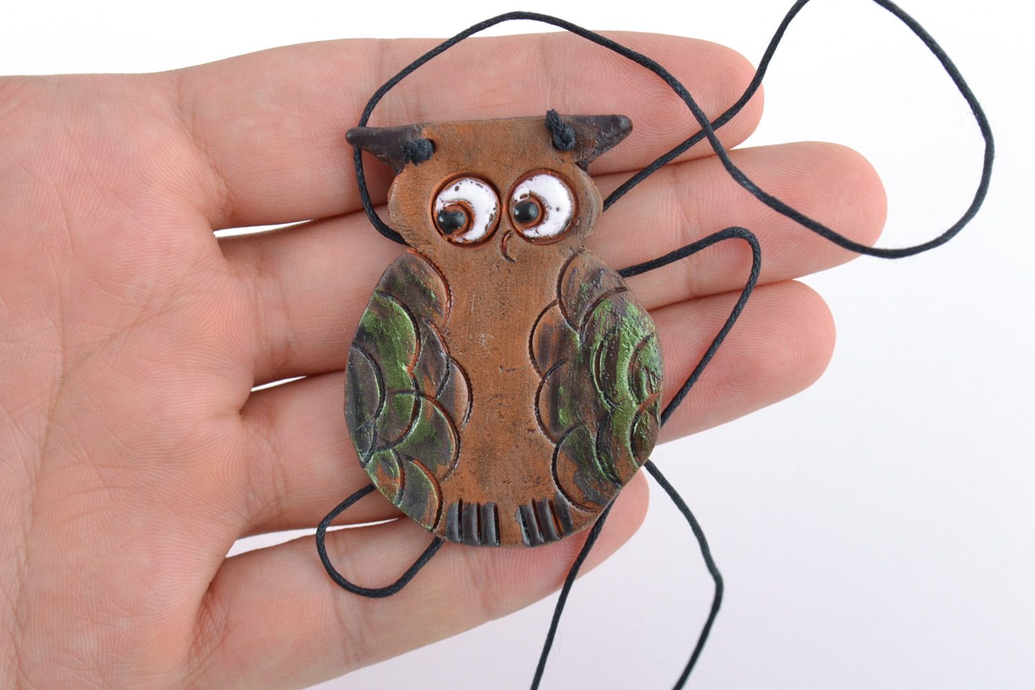 Глиняный кулон ручной работы в виде совушки с росписью детский авторский фото 2