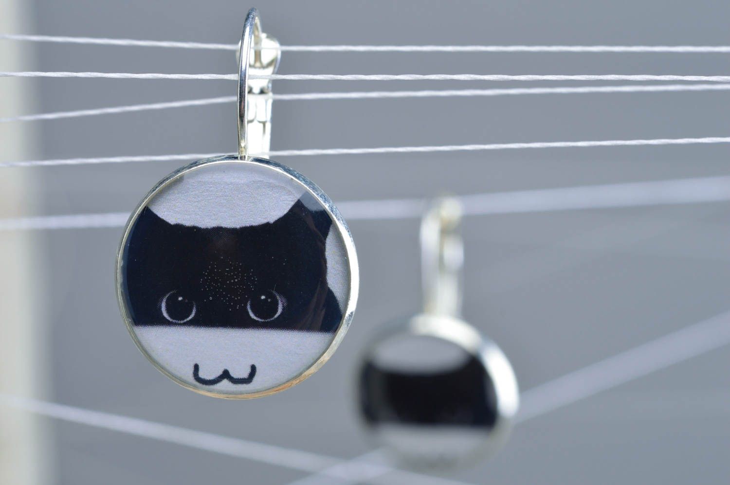 Schöne handgemachte runde Decoupage Ohrringe aus Epoxidharz mit Katzen Mustern  foto 1