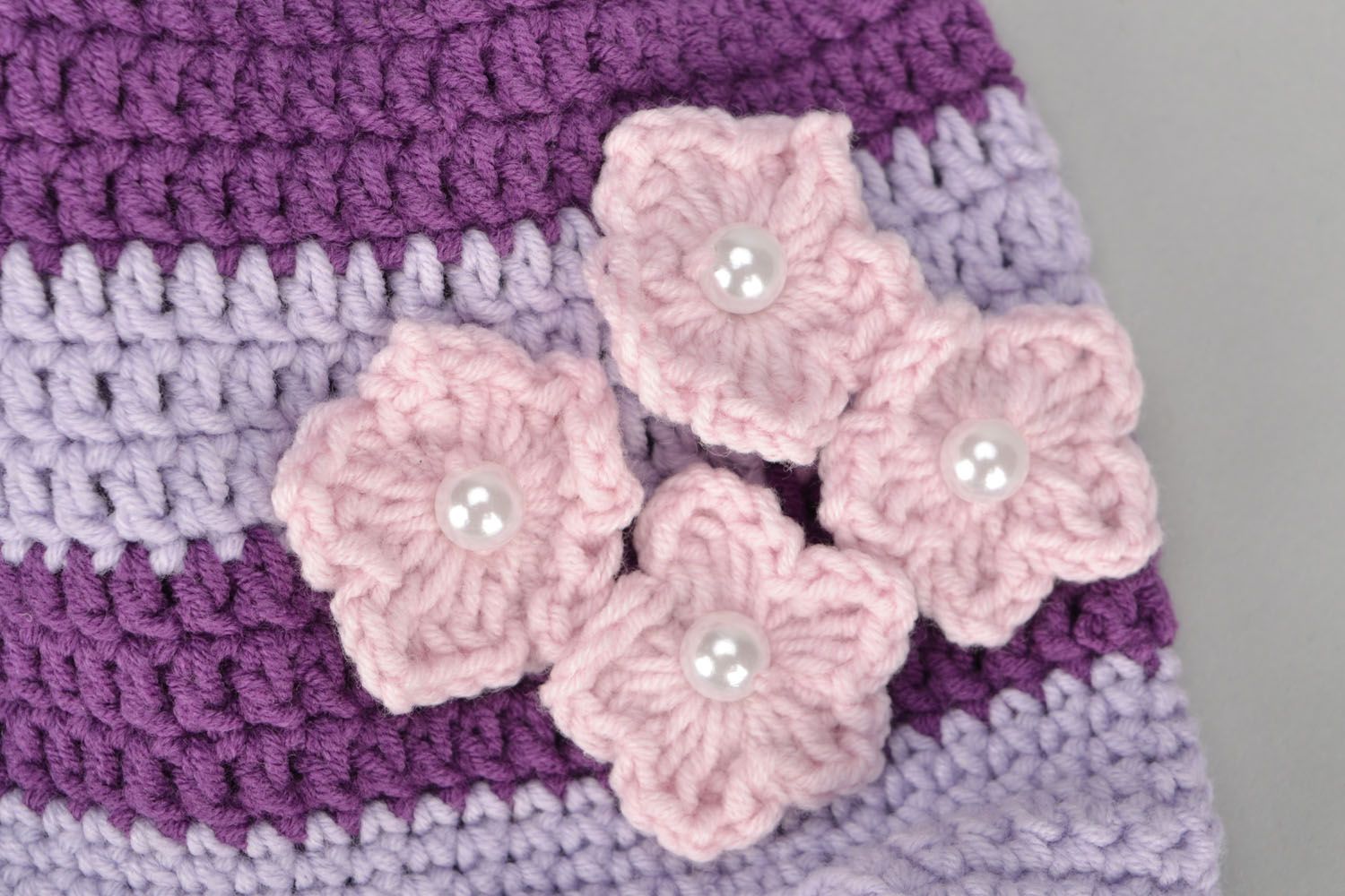 Bonnet pour enfant tricoté en laine fait main décoré de fleurs Couleur lilas photo 2