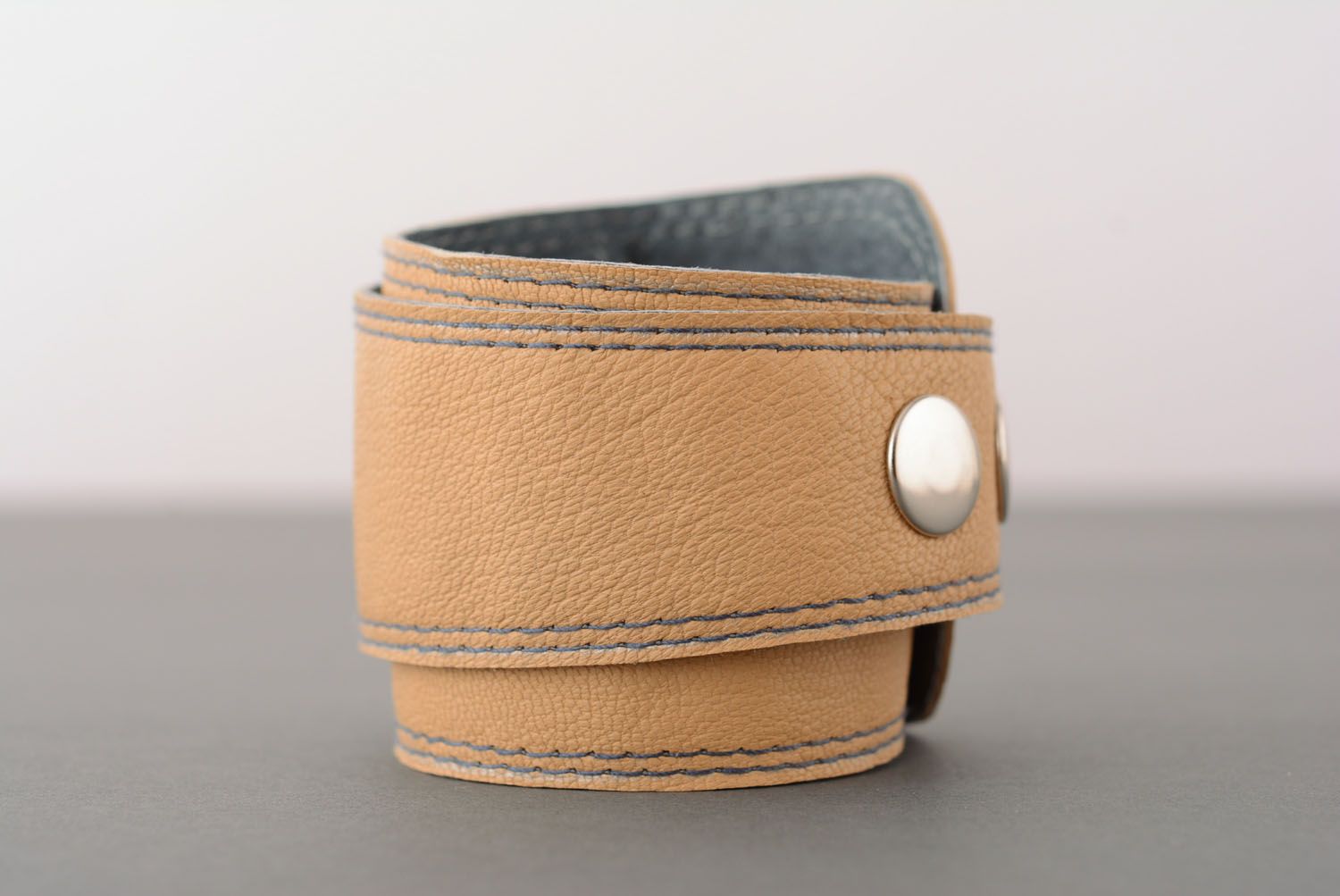Beige leather wrist bracelet photo 4