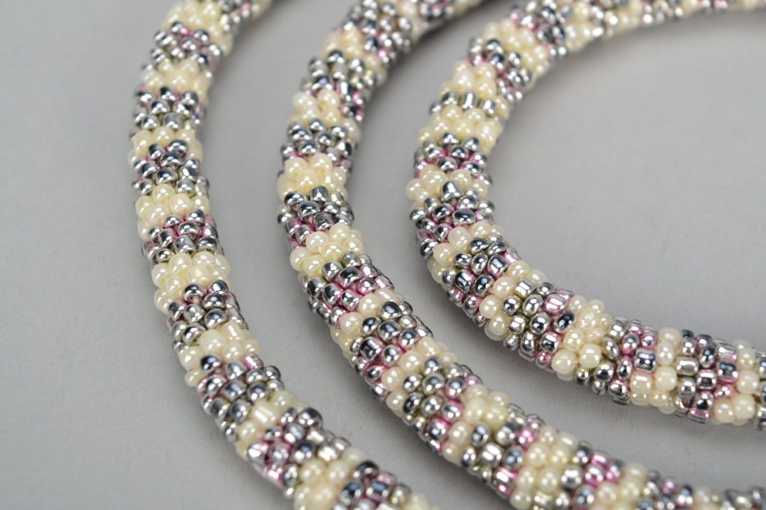 Collier spirale en perles de rocailles gris blanc fait main photo 3